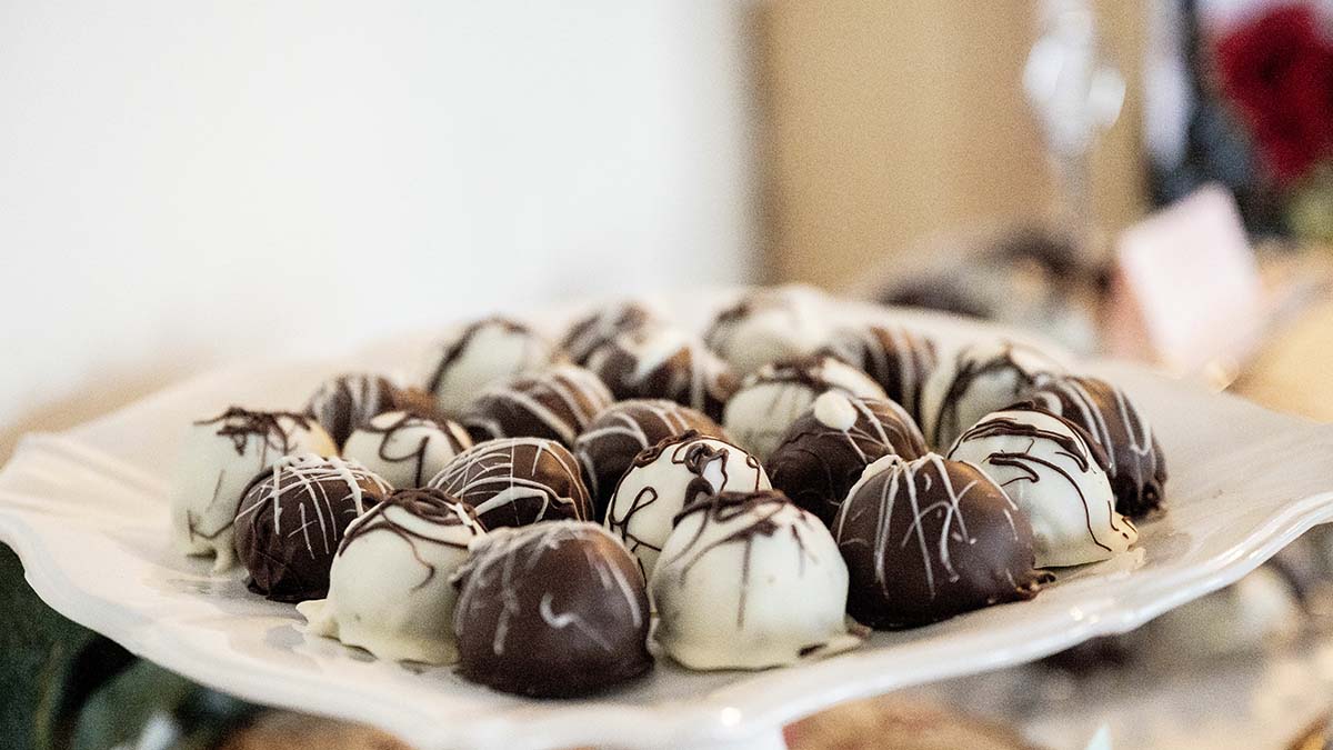 closeup-shot-candy-balls-made-white-dark-chocolate