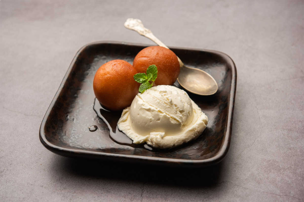 ce-cream-with-gulab-jamun